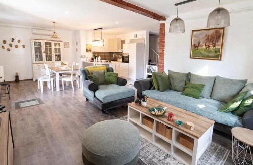 Oroslavje House | Green View Holiday Home With Pool - Happy Rentals