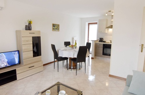 Babici Apartment | Große Wohnung in Babići mit Garten und Terrasse by Interhome