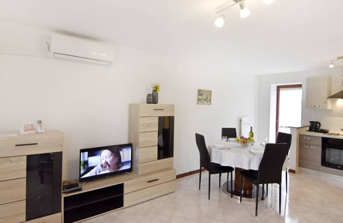 Babici Apartment | Große Wohnung in Babići mit Garten und Terrasse by Interhome