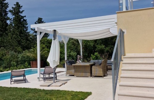 Bilice House | Großes Ferienhaus zur alleinigen Nutzung mit Pool by Interhome