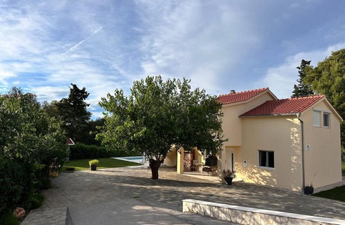 Bilice House | Großes Ferienhaus zur alleinigen Nutzung mit Pool by Interhome