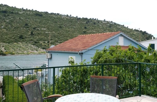 Podglavica House | Großes, strandnahes Ferienhaus in Podglavica by Interhome