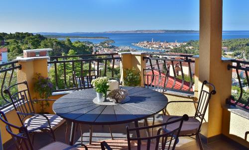 Mundanije House | Guest House Panorama