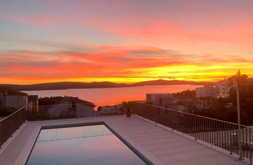Trogir Apartment | Hedonist Gold-Luxury 3 bedroom apartment with Hot tub,pool, free parking, garden