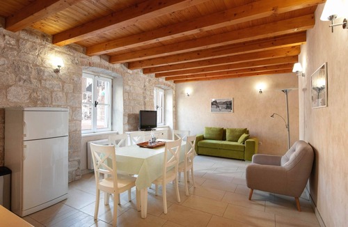 Omis Apartment | Heritage Family Apartment Mama 1 in Omiš, free parking
