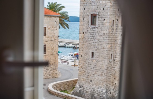Kastel Luksic Villa | Heritage Guesthouse-Villa Vitturi with Seaview and Castle view right next to Sea