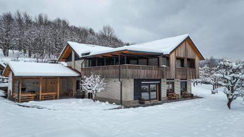 Kostel Apartment | Hiša na Hribu- A Peaceful Hilltop Escape above river Kolpa