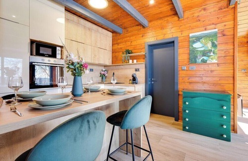 Visoko House | Hilltop home with jacuzzi, sauna, barbecue and fire pit