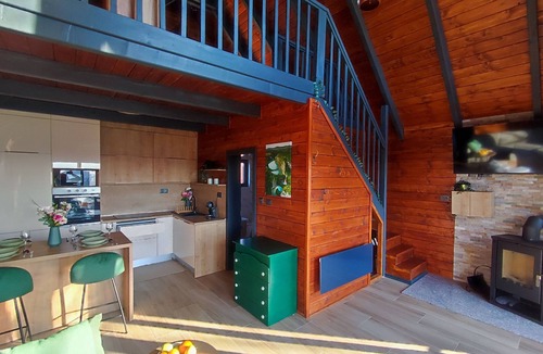 Visoko House | Hilltop home with jacuzzi, sauna, barbecue and fire pit