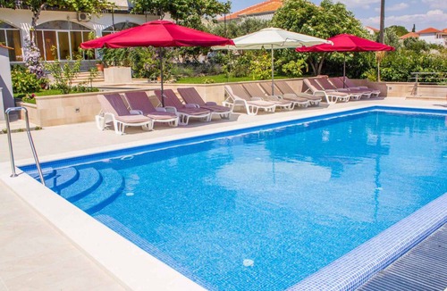 Seget Donji Apartment | Holiday apartment with pool and 80 m to the beach