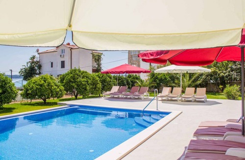 Seget Donji Apartment | Holiday apartment with pool and 80 m to the beach