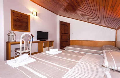 Pakostane Apartment | Holiday apartment 200 m from the beach