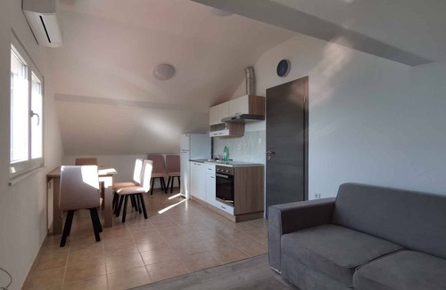 Muline Apartment | Holiday apartment by the sea with a large terrace