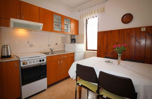 Porec Apartment | Holiday apartment for 2-4 persons, with garden with barbecue, close to the beach, air-conditioned