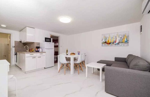 Kras Apartment | Holiday apartment with shared pool