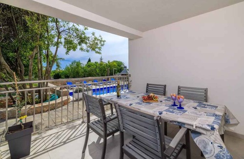 Kras Apartment | Holiday apartment with shared pool
