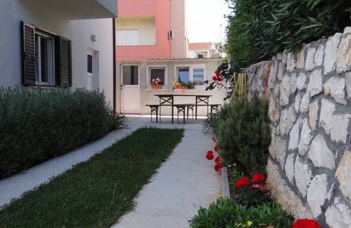 Okrug Gornji Apartment | Holiday apartment 120 m from the beach, with barbecue facilities