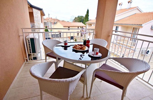 Tar Apartment | Holiday apartment Noah 1 pool playroom