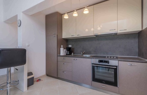 Sveti Vid Dobrinjski Apartment | Holiday apartment with air conditioning and barbecue, surrounded by greenery