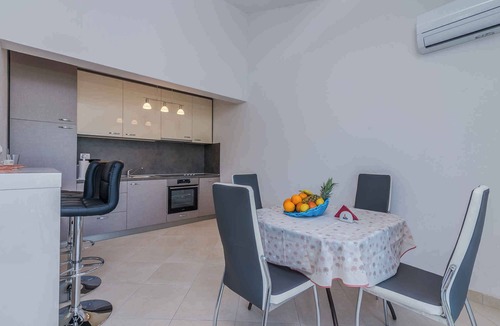 Sveti Vid Dobrinjski Apartment | Holiday apartment with air conditioning and barbecue, surrounded by greenery