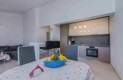 Sveti Vid Dobrinjski Apartment | Holiday apartment with air conditioning and barbecue, surrounded by greenery