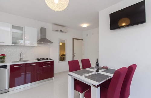 Grebastica Apartment | Holiday apartment with view of the water