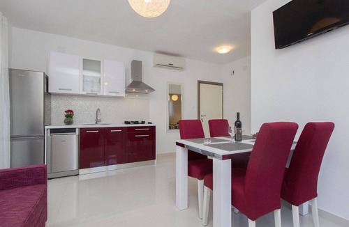 Grebastica Apartment | Holiday apartment with view of the water