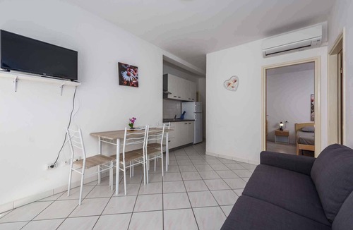 Lovrecica Apartment | Holiday apartment with air conditioning near the sea