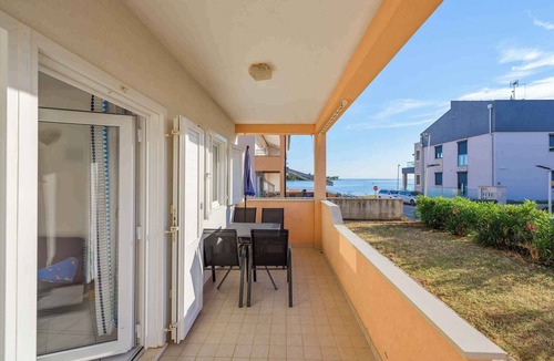 Lovrecica Apartment | Holiday apartment with air conditioning near the sea