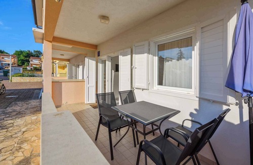 Lovrecica Apartment | Holiday apartment with air conditioning near the sea