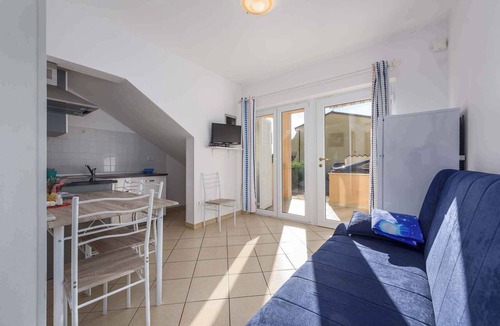 Lovrecica Apartment | Holiday apartment with air conditioning near the sea