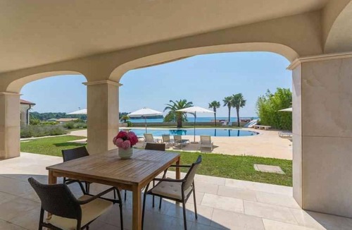 Lovrecica Apartment | Holiday apartment with air conditioning and pool