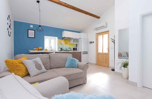 Milohnici Apartment | Holiday apartment with terrace and air conditioning