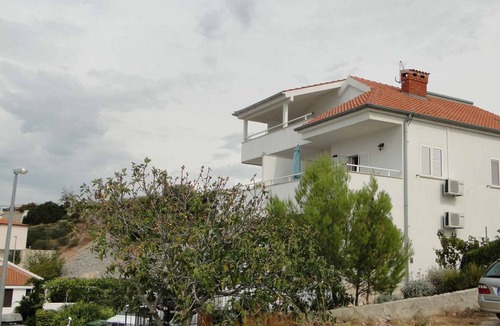 Primosten Apartment | Holiday apartment with a view of the lake