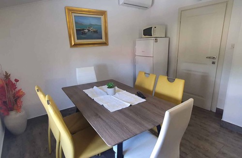 Jasenovica Apartment | Holiday apartment with air conditioning and pool access