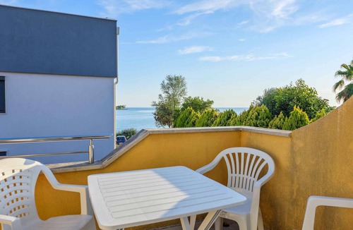 Lovrecica Apartment | Holiday apartment with air conditioning near the sea