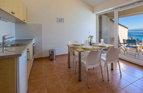 Silo Apartment | Holiday apartment with balcony and fantastic sea views