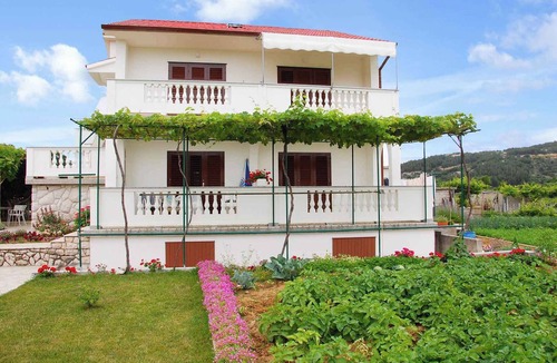 Lopar Apartment | Holiday apartment with garden for shared use