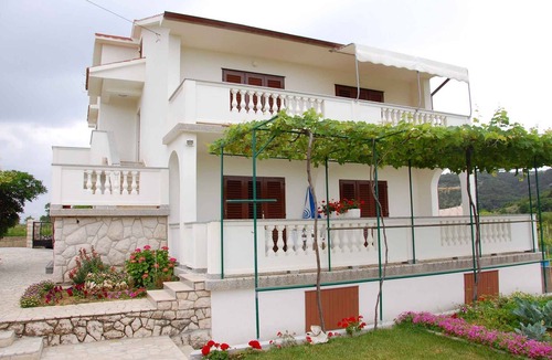 Lopar Apartment | Holiday apartment with garden for shared use