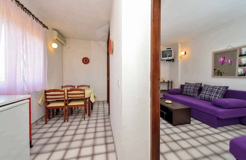 Kukljica Apartment | Holiday apartment with shared-use pool