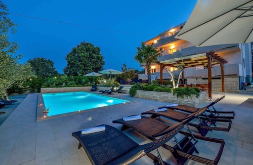Kukljica Apartment | Holiday apartment with shared-use pool