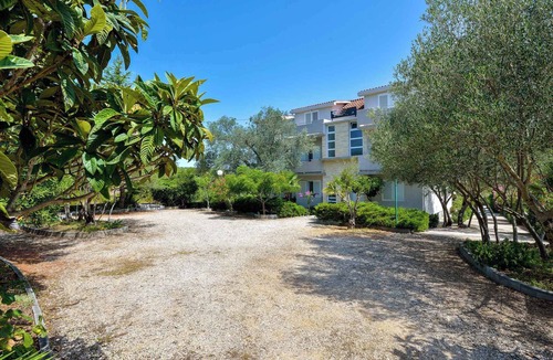 Kukljica Apartment | Holiday apartment with pool for shared use