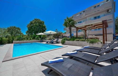 Kukljica Apartment | Holiday apartment with pool for shared use