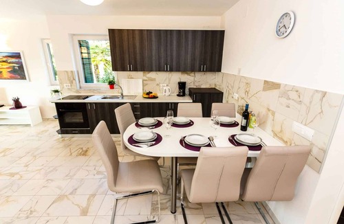 Milcetici Apartment | Holiday apartment with air conditioning and sea view