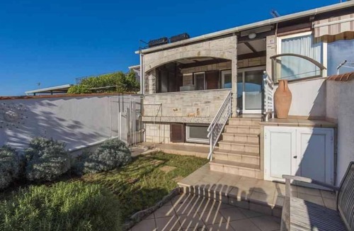 Karigador Apartment | Holiday apartment with covered terrace with sea view
