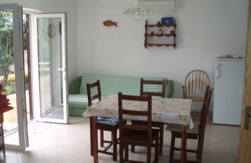 Omisalj Apartment | Holiday apartment with terrace, only 30m from the sea