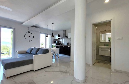 Omisalj Apartment | Holiday apartment with a beautiful view of the sea
