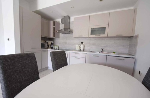 Omisalj Apartment | Holiday apartment with balcony and wifi