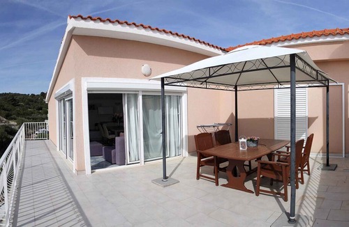 Primosten Apartment | Holiday apartment with 3 bathrooms, air conditioning