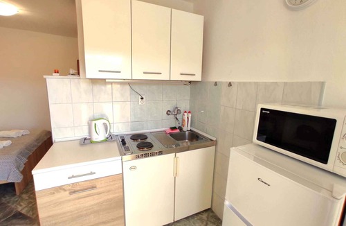 Slatine Apartment | Holiday apartment with sea view 200 m from the beach